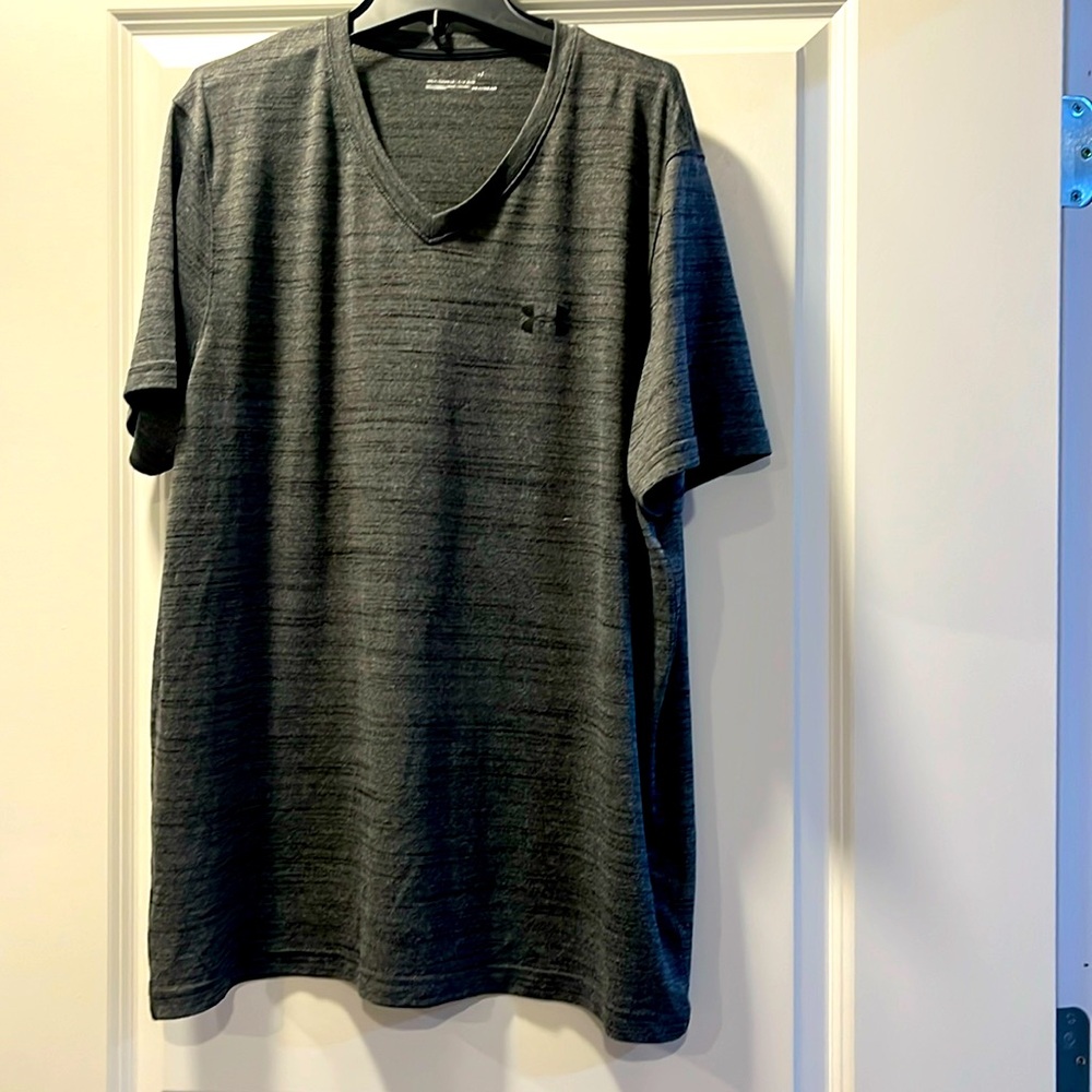 Men’s Under Armour Grey V Neck shirt sleeve shirt.